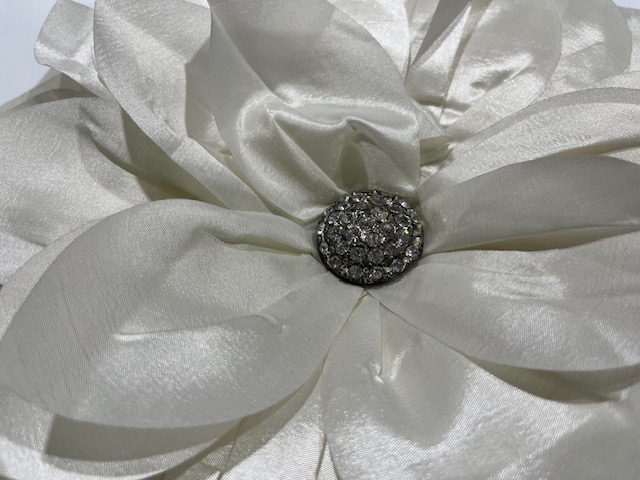 Cushion - Silk effect Petal stock 2 Ivory - Image 3