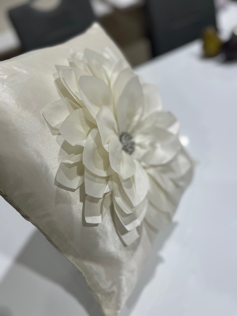 Cushion - Silk effect Petal stock 2 Ivory - Image 4