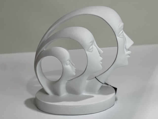 Figurine 3 - White